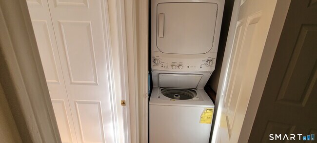 Building Photo - 136 Deer Hill Ave