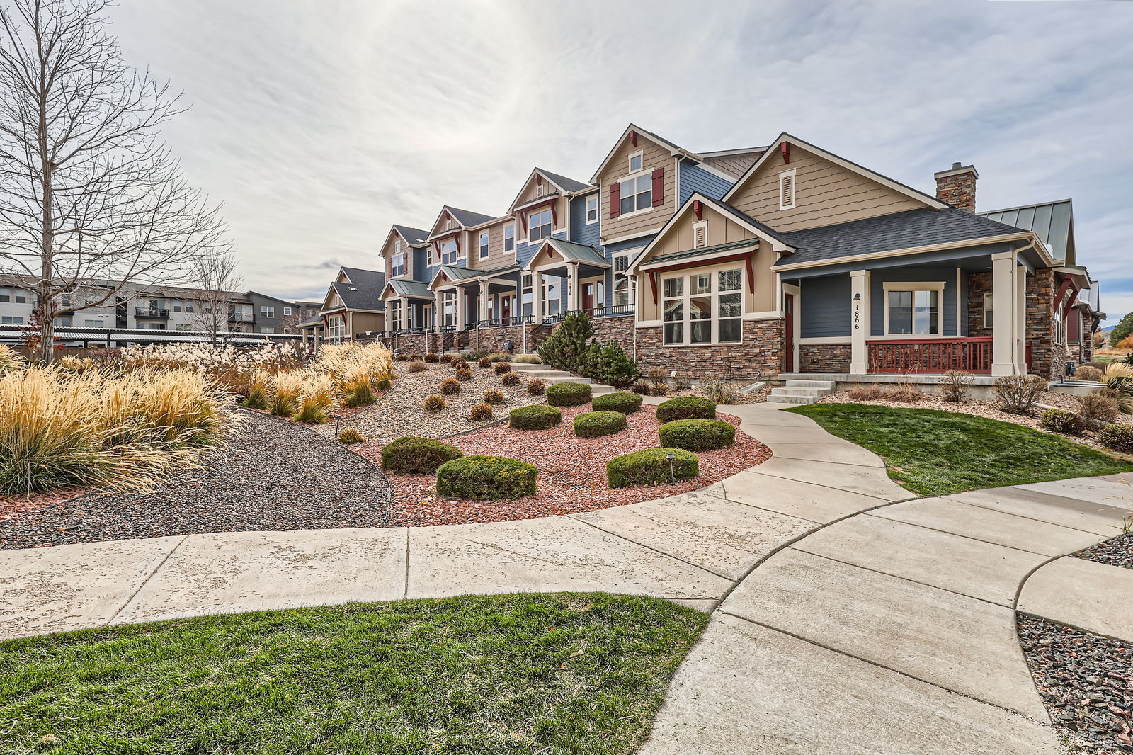 Well-maintained landscaping - 1854 Jules Ln