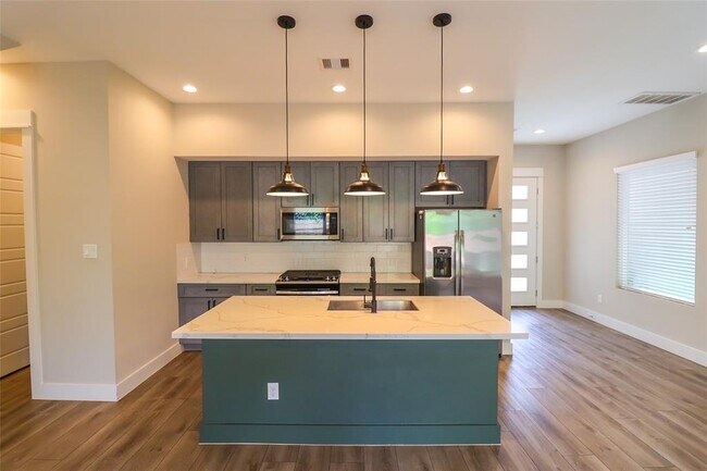 Building Photo - 5213 Pinemont Creek Ln