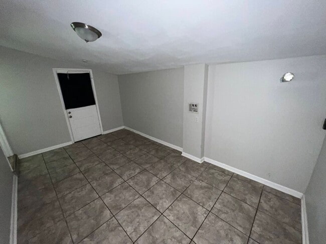 Building Photo - Charming 3BR Rental Featuring Granite Counters & Gas Range