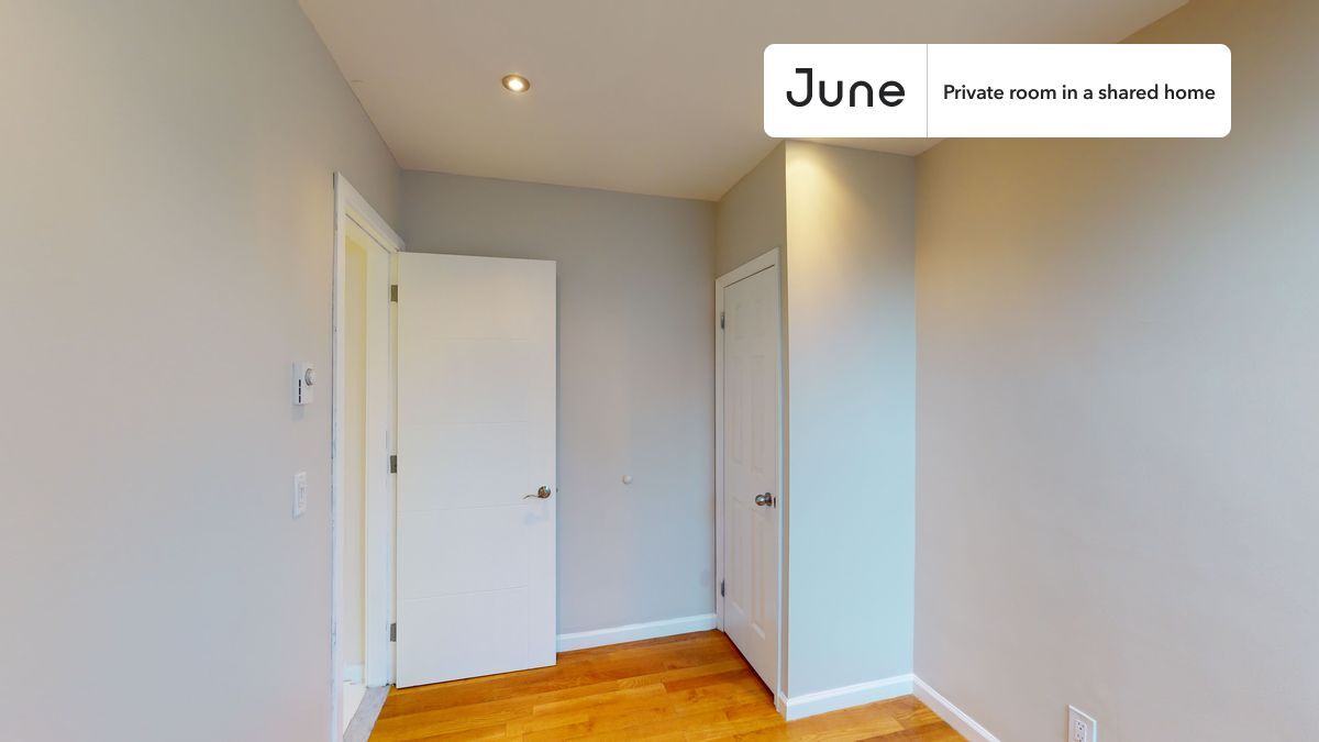 Building Photo - Private bedroom in 3 bed/2 bath Home