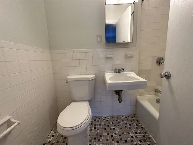 Building Photo - 658 Tremont St