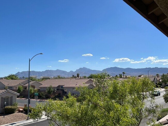 Building Photo - ABSOLUTELY AMAZING! Large 4 bedroom 2 stor...