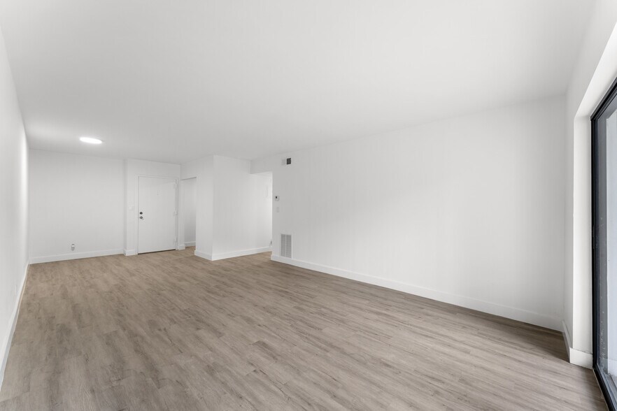 Building Photo - 3105 Oakland Shores Dr