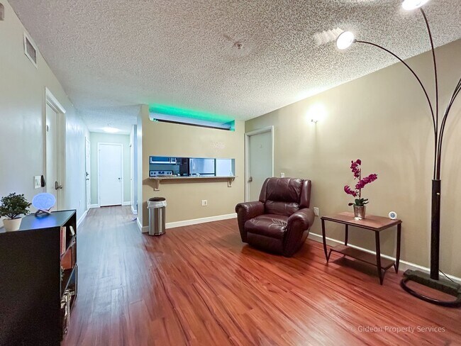 Building Photo - Beautiful 4/4 Condo in University Terrace