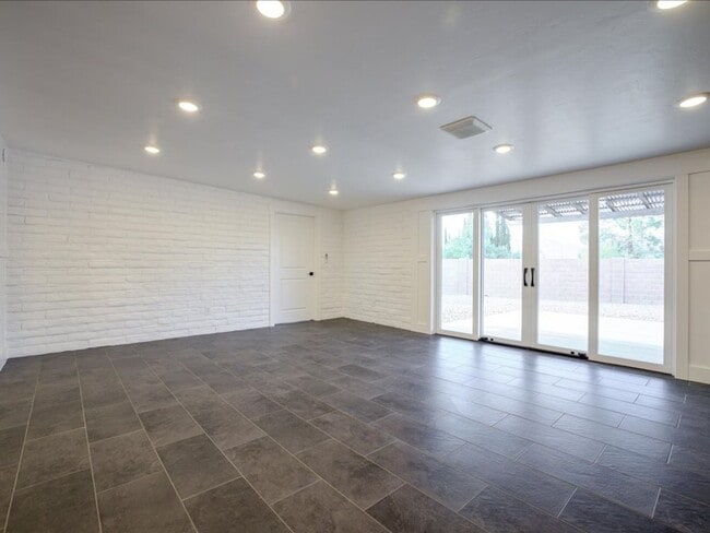Building Photo - 8551 E Lee Pl