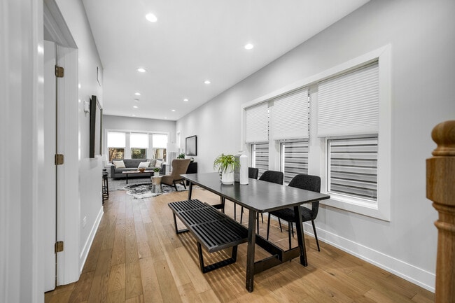 Building Photo - 4721 W Warwick Ave