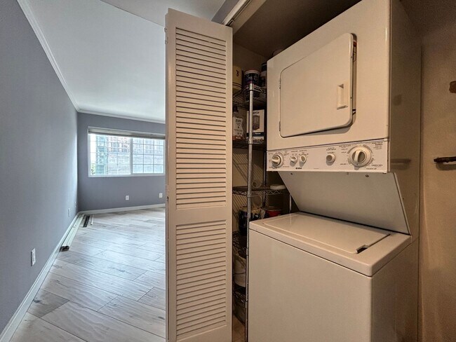 Building Photo - Beautiful 2BD/2BA W/ Reserved Parking and In-Unit Laundry in North Park!