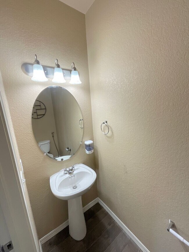 Building Photo - 3 Bedroom Home Available Near N Powers Blvd & Dublin Blvd!