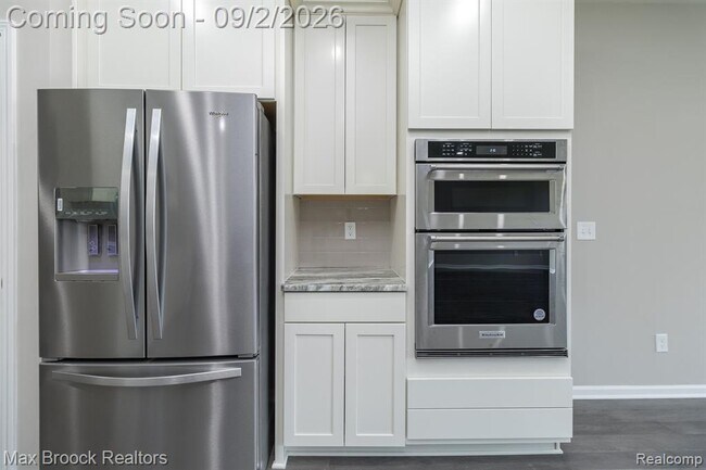 Building Photo - 4819 Glenora Dr