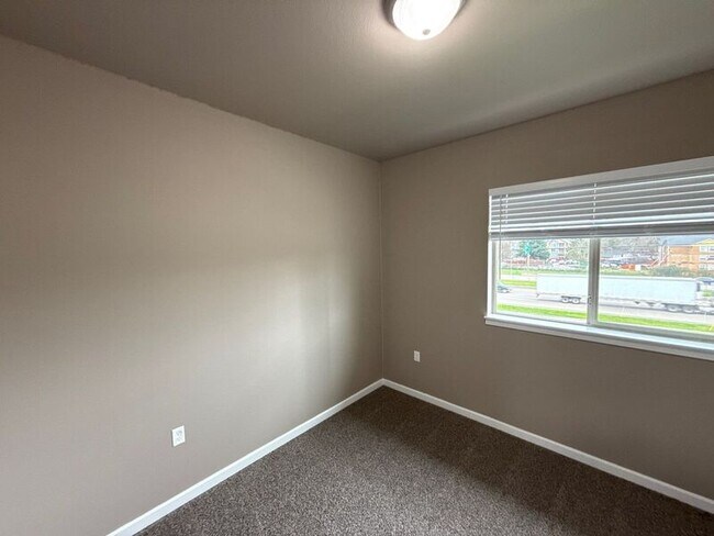 Building Photo - 4261 Hawthorne Ave NE