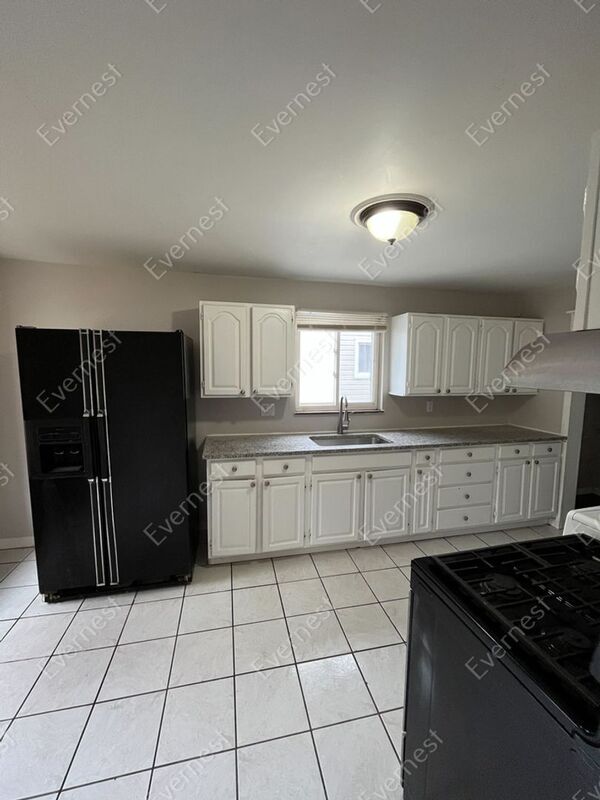 Building Photo - 18474 Glenmore St