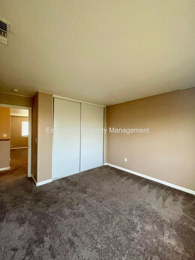 Building Photo - Available Now || 565 Peach Dr Chowchilla