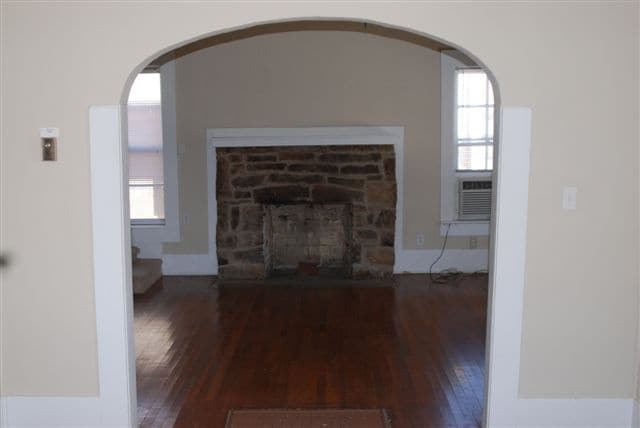 Building Photo - *Pre-Leasing* | Quaint Cottage Close to Ev...