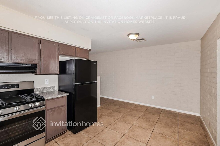 Building Photo - 17043 N 15th Ave