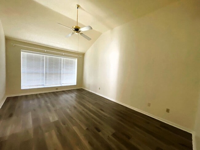 Building Photo - 107 S Village Knoll Cir