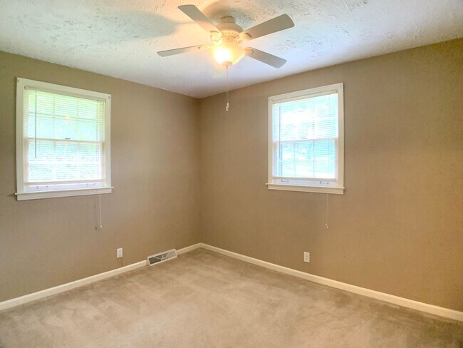 Building Photo - 339 Lake Ct Dr