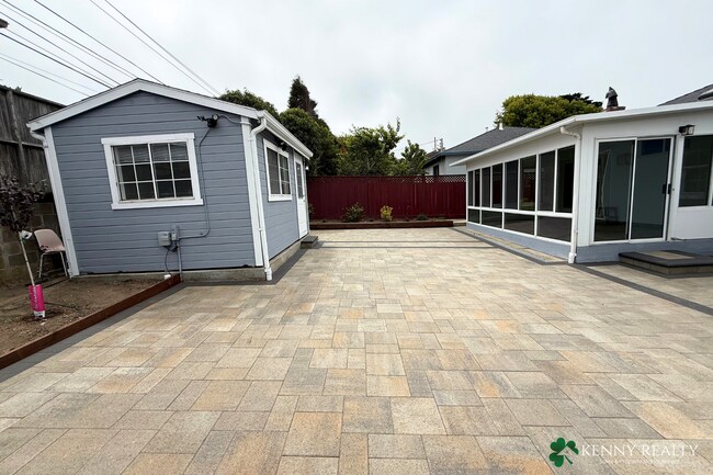 Building Photo - 136 Rosewood Way