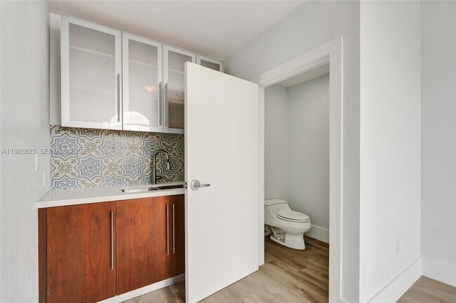 Building Photo - 848 Brickell Key Dr