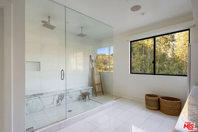 Building Photo - 8080 Laurel View Dr