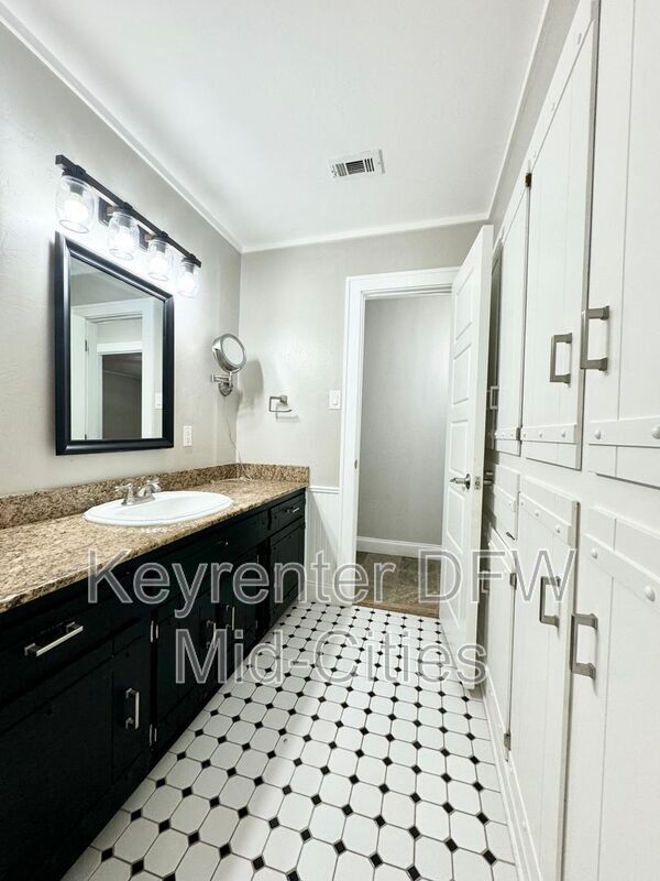 Building Photo - 1608 Durham Dr