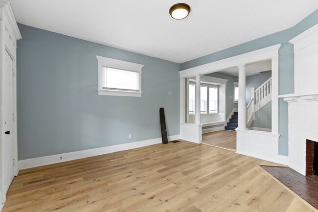 Building Photo - 17 E Parkview Ave