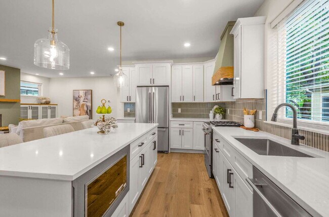 Building Photo - Stunning New Construction in the Heart of Uptown