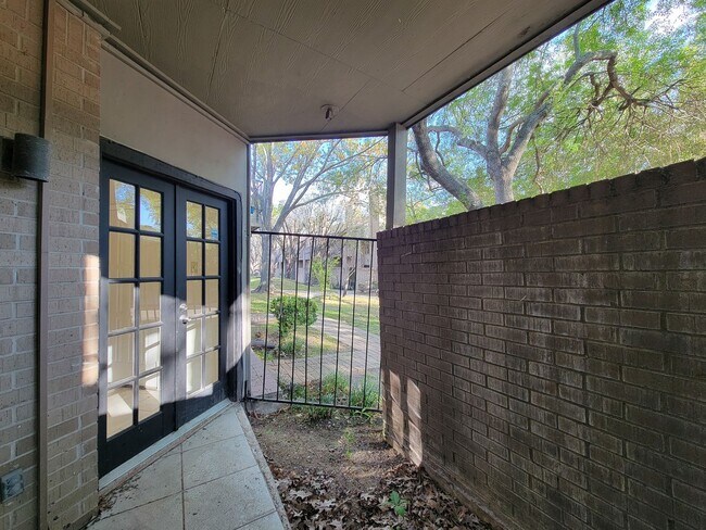 Building Photo - BEAUTIFUL UPDATED 2 BEDROOM 2 BATH CONDO. ...