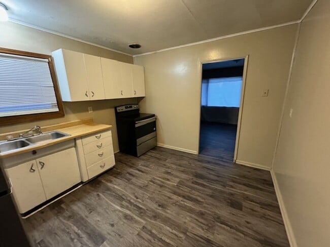 Building Photo - 739 Sherman Ave