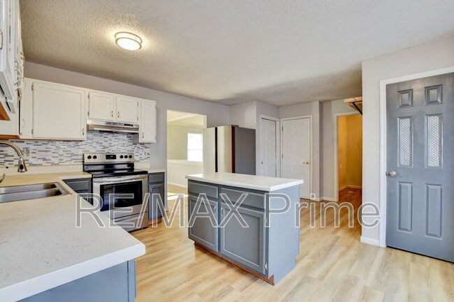 Building Photo - 214 Jouster Way