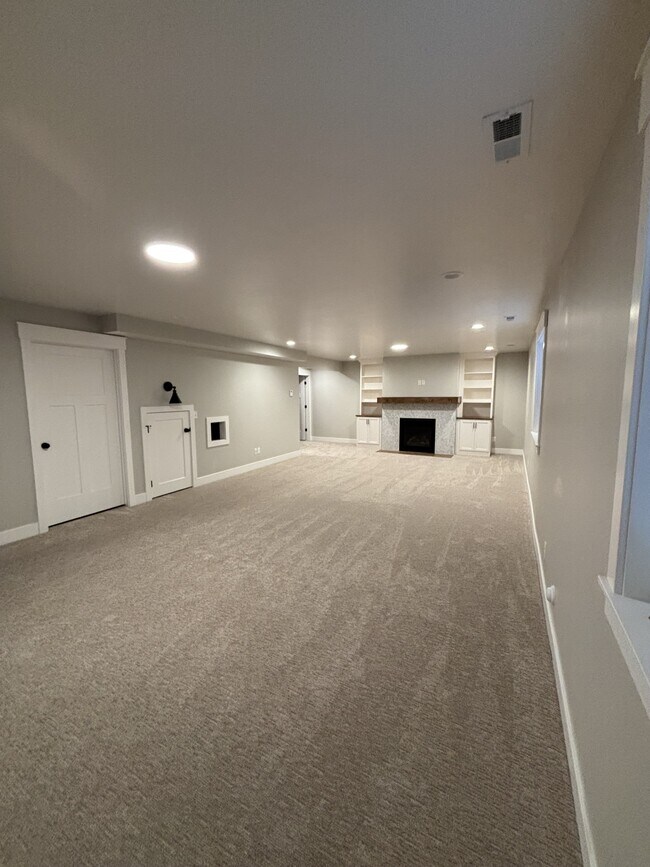 Building Photo - 696 Regency Ln