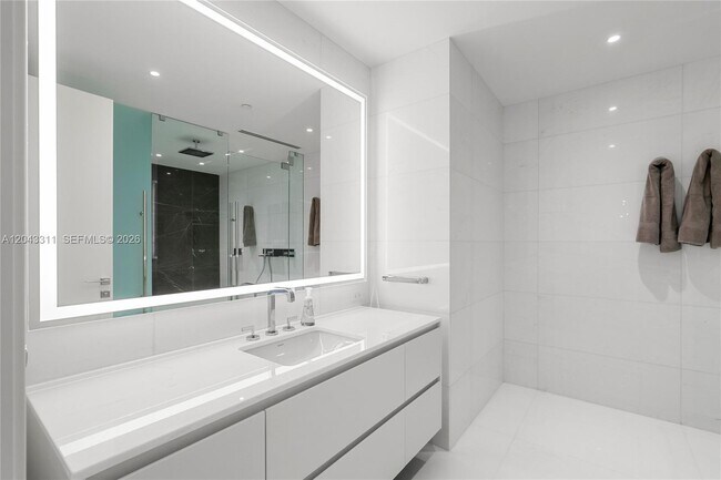 Building Photo - 300 Biscayne Blvd Way