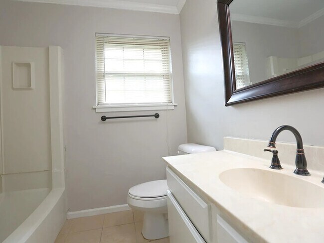 Building Photo - 3 bedroom 2 bathroom