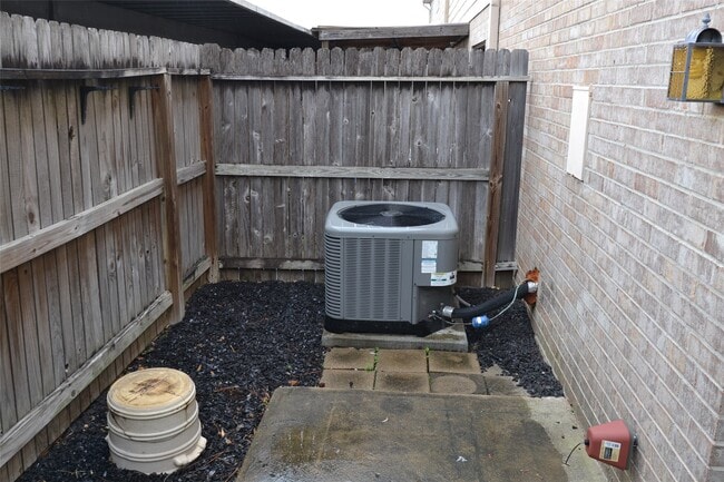 Building Photo - 6111 Beverly Hill St