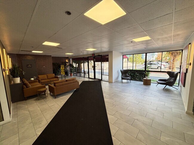Building Photo - Stunning 2-Bed, 2-Bath High-Rise Residence...