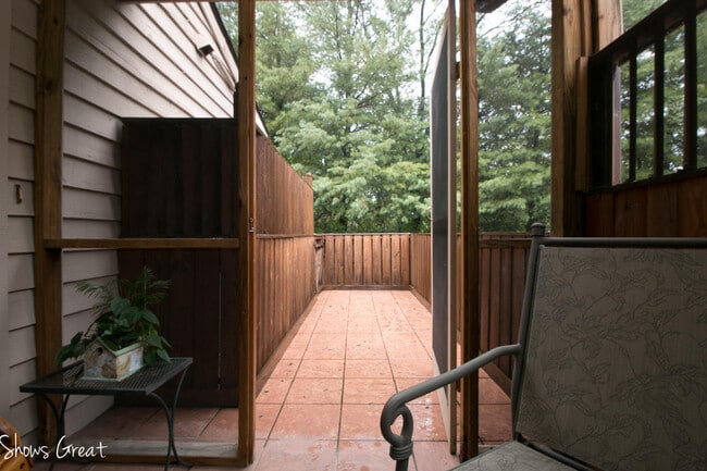 Building Photo - One Level 2 Bedroom, 2 Bath Condo in SW City