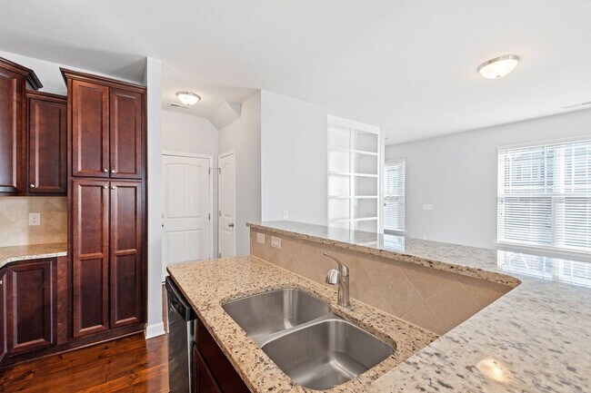 Building Photo - Bright & Spacious End-Unit Townhome in Flo...