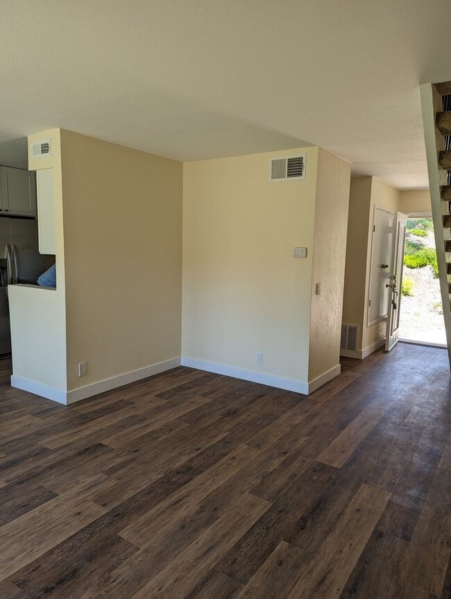 Building Photo - Upgraded 2 Story 2 Bed/1.5 Bath Condo