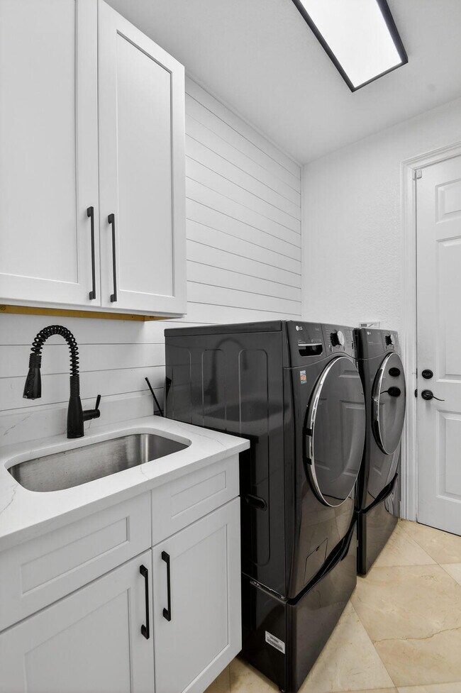 Building Photo - 10337 Trianon Pl