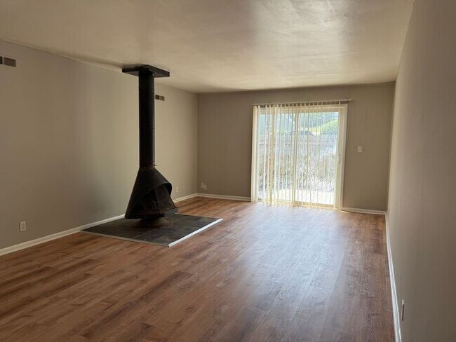 Building Photo - Fabulous Renovation!! Hermitage 1 Level Co...