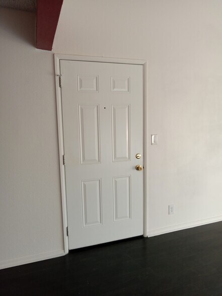 Building Photo - 10636 Woodley Ave
