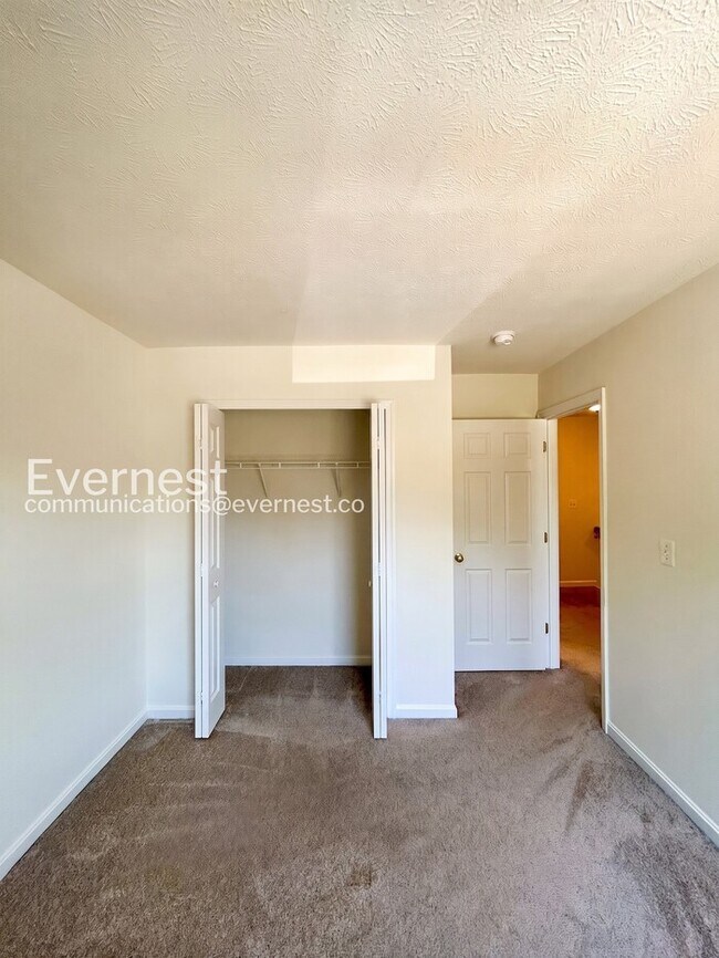Building Photo - 3 Bed/2.5 Bath Townhome with Garage / Available Now!