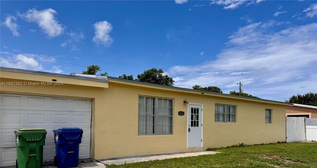 Building Photo - 1131 NE 211th Terrace