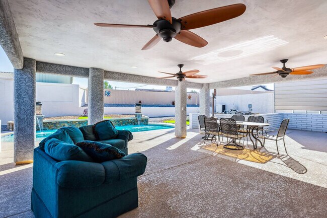 Building Photo - 2261 Sahara Dr