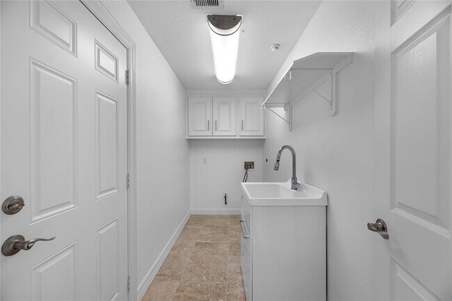 Building Photo - 2414 Avalon Pl