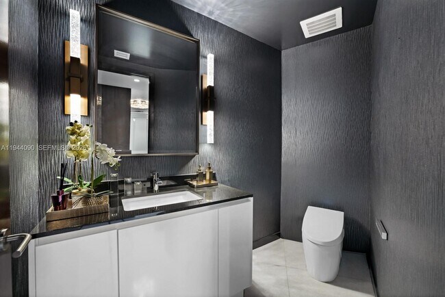 Building Photo - 18555 Collins Ave