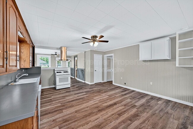 Building Photo - 300 W Moore St