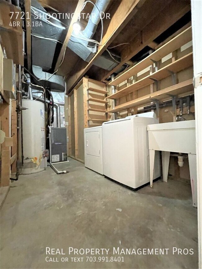 Building Photo - COMPLETLEY UPDATE!!   LARGE 4 BEDROOM 3.5 ...
