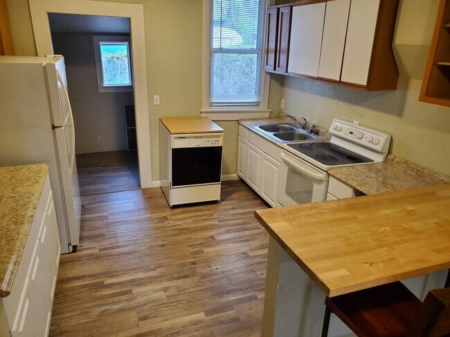 Building Photo - 619 20th St N