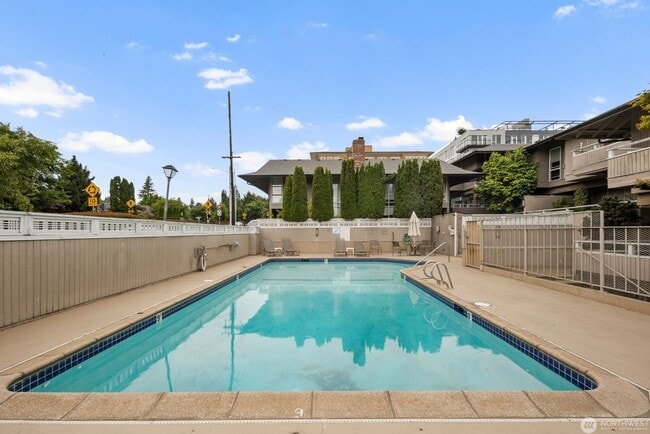 Building Photo - Bright Renovated 1 Bedroom Corner Condo in the Heart of Downtown Bellevue